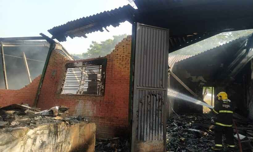 Galpão de materiais recicláveis pega fogo em Alfenas; prejuízo estimado é de R$ 60 mil - Divulgação/ Corpo de Bombeiros