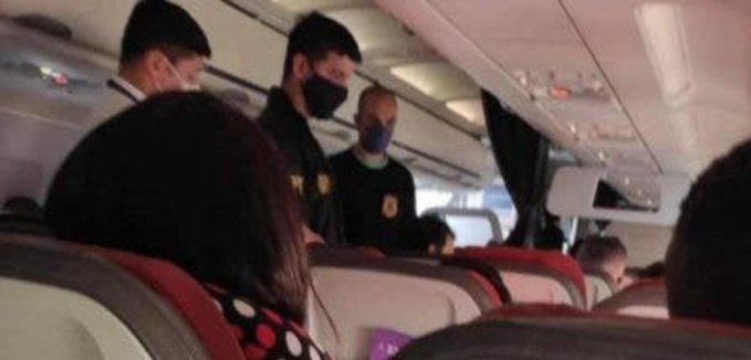 'Viadinho de bosta'. Após xingamento homofóbico, homem é retirado de voo pela Polícia Federal - Reprodução Twitter