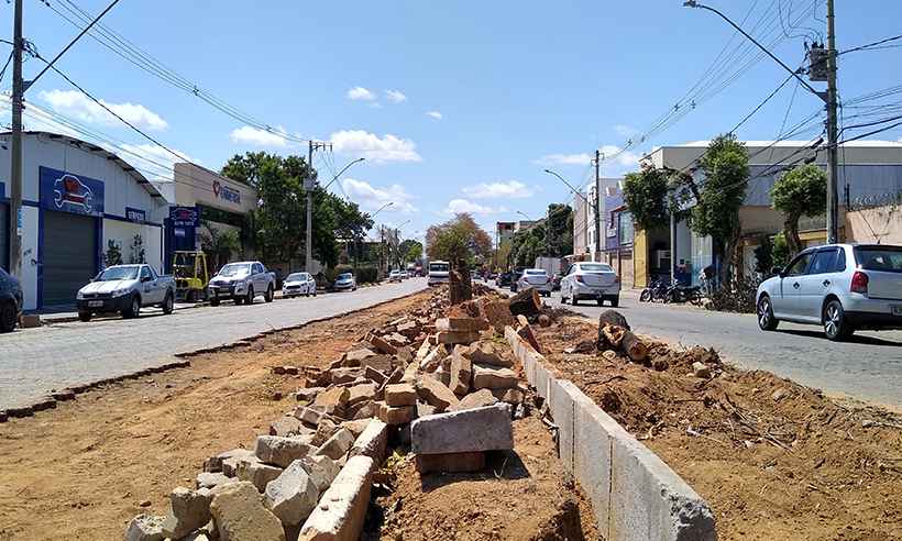 Moradores protestam contra corte de árvores em Governador Valadares  - Tim Filho