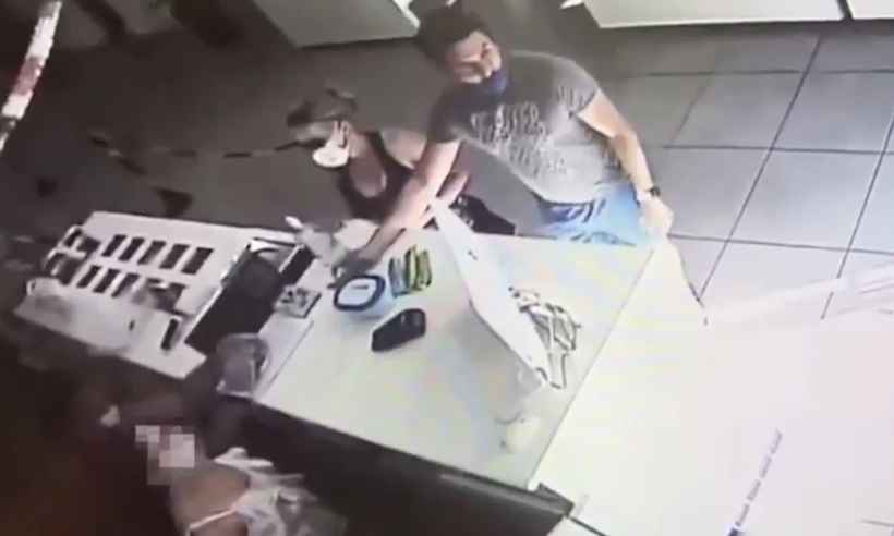 Câmera de segurança: vídeo mostra momentos antes de homem vandalizar sorveteria - Reprodução/Twitter