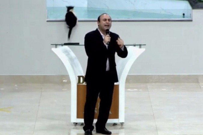 Gato entra em igreja durante culto e mergulha em piscina de batismo - Reprodução/Instagram