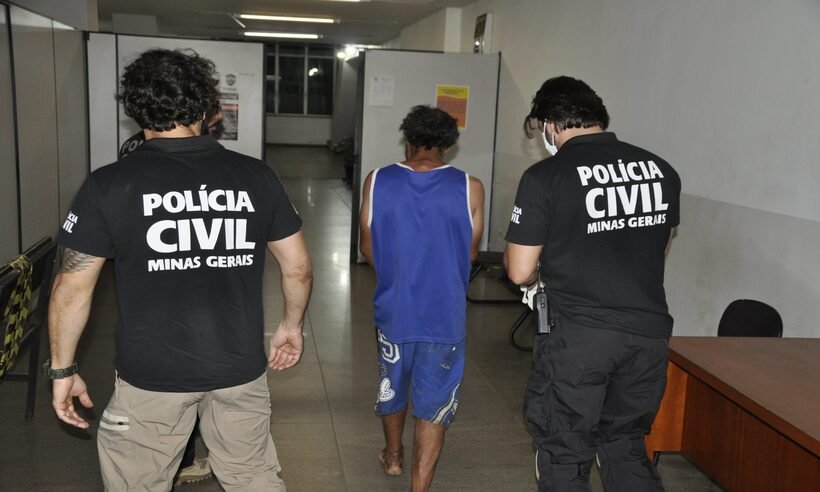 Suspeito de mais de 20 furtos, homem é preso sentado 'tranquilão' em frente de casa - Equipe Positiva/divulgação