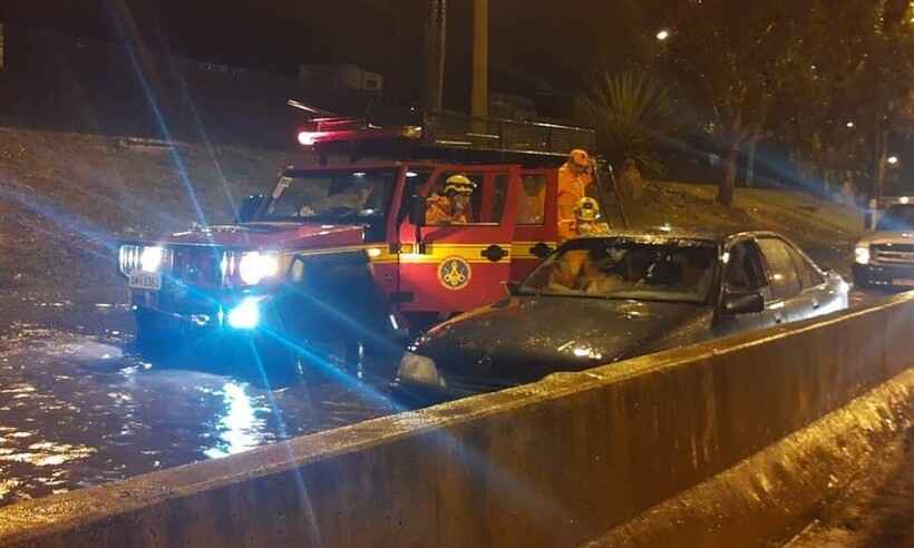 Bombeiros resgatam família ilhada em carro durante forte chuva em Varginha - Divulgação/CBMMG
