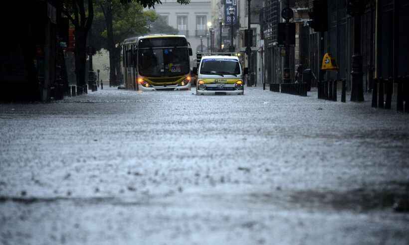 Com recorde de chuvas para o mês, Rio tem alagamentos e vias interditadas - Fernando Frazão/Agência Brasil