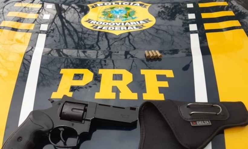 PRF prende passageiro de ônibus portando revólver com numeração adulterada - Divulgação/ Polícia Rodoviária Federal (PRF)