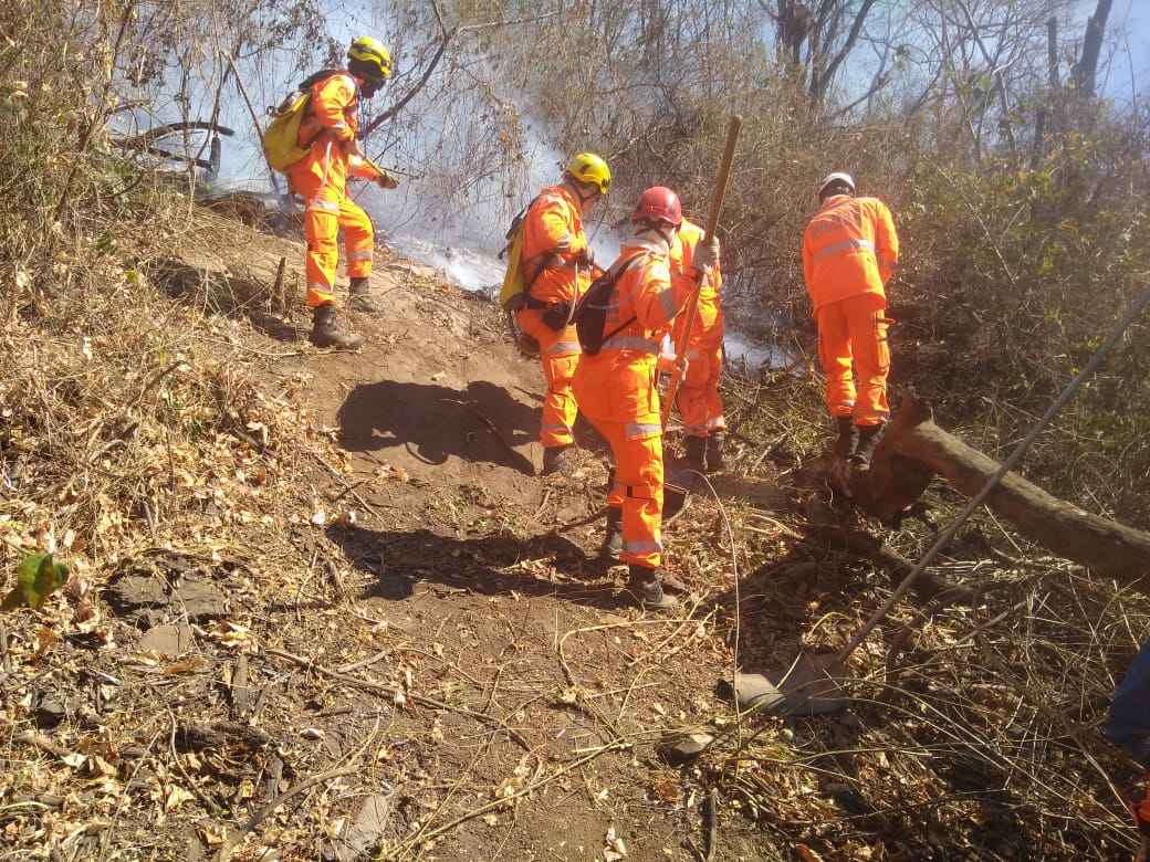 Fogo destruiu mais de 100 hectares na Serra do Mel, em Montes Claros - Corpo de Bombeiros/divulgação