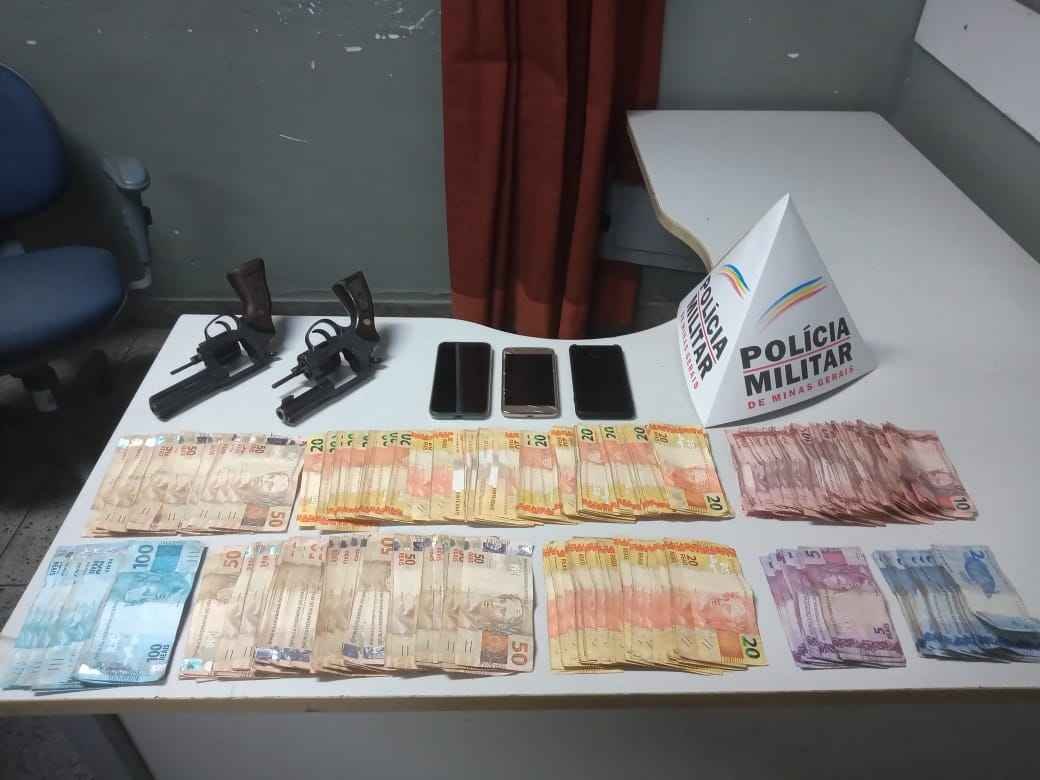 Suspeitos de tráfico são presos ao tentar subornar PM com armas em BH - PMMG/Divulgação