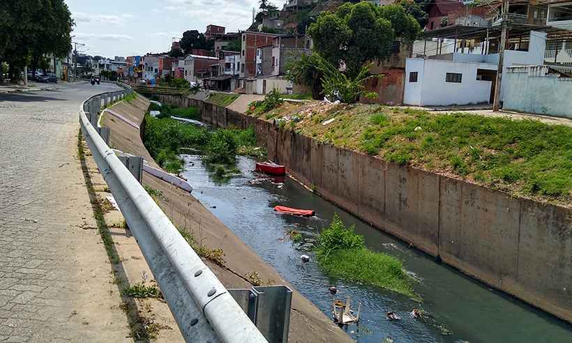 Valadares: moradores ignoram EcoPontos e descartam lixo em canais - Tim Filho/EM/D.A Press
