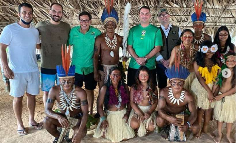 Sem máscaras, Eduardo e Flávio Bolsonaro visitam aldeia indígena no Amazonas - Instagram/Reprodução