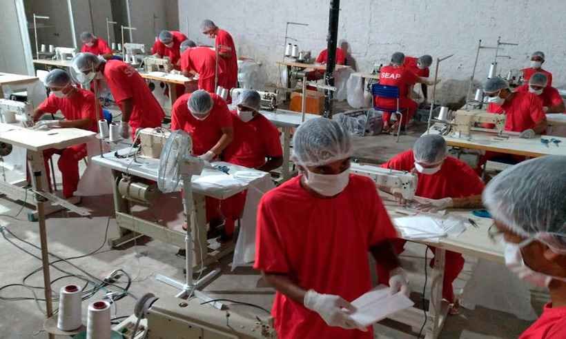 Detentos da Nelson Hungria produzem máscaras para locais de votação em Contagem - TJMG/Divulgação
