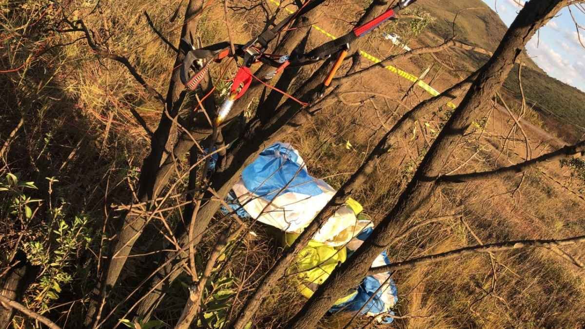 Homem morre após salto de parapente na Serra da Moeda, na Grande BH - CBMG/Divulgação