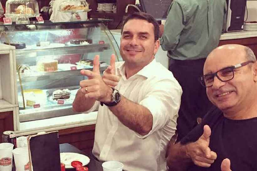 MP denuncia Flávio Bolsonaro e Fabrício Queiroz por três crimes - Reprodução
