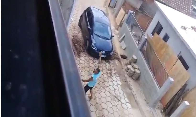 Homem surta e é baleado após arrancar blocos de concreto no Sul de Minas - Redes Sociais