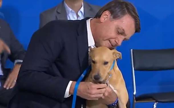 Bolsonaro assina lei com cachorro no colo, late e brinca: 'Não sei se ele vai entender, Au Au significa parabéns' - Tv Brasil/Reprodução