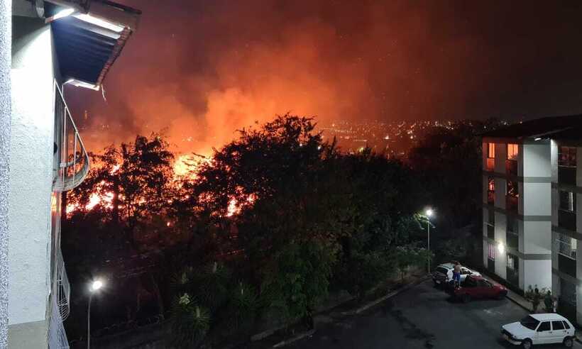 Incêndio atinge vegetação perto da linha férrea do Bairro Camargos, em BH - Lucas Paulo/Divulgação