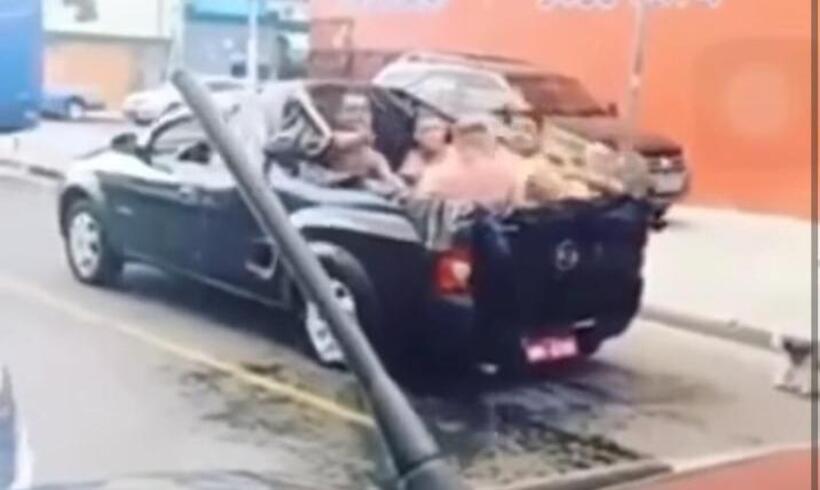 No calorão de BH, grupo adapta 'piscina' em pick-up e vídeo viraliza - Reprodução/Redes Sociais 