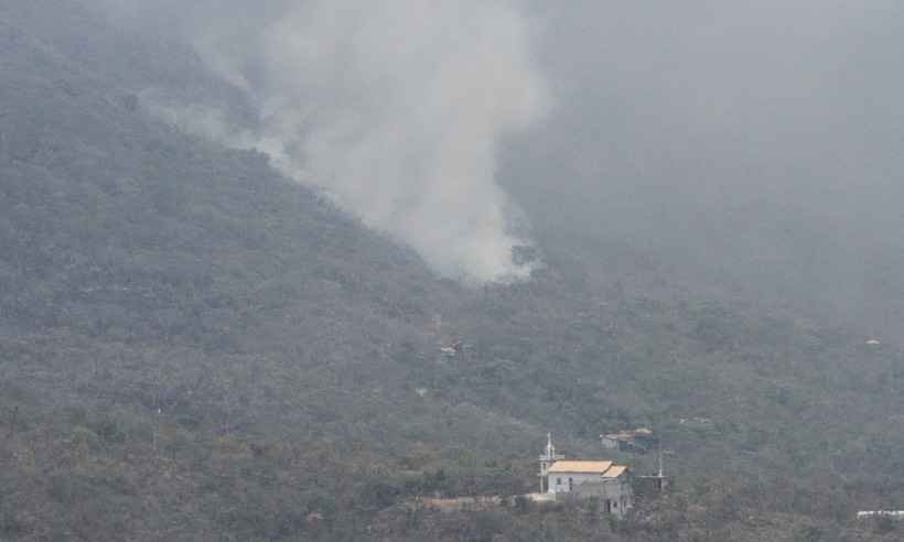 Fogo segue sem controle na Serra do Cipó; bombeiros trabalham desde domingo - Edésio Ferreira/EM/D A Press. 