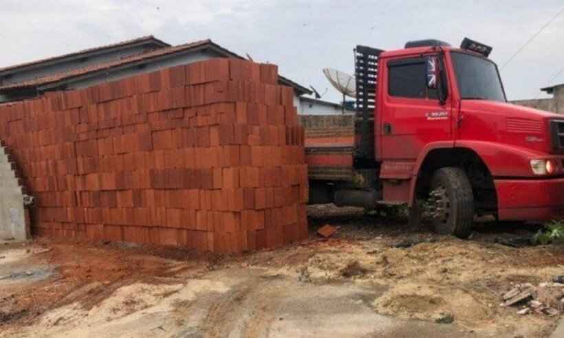 Caminhoneiro 'prende' o próprio caminhão em lote depois de descarregar mais de 5 mil tijolos - Reprodução/Facebook