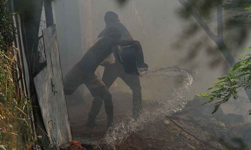 Incêndio ameaça casas no Bairro Santa Cruz, em Belo Horizonte - Edésio Ferreira/EM/DA Press