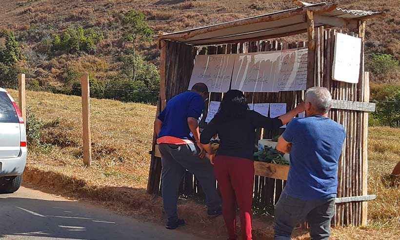 Honestidade: Agricultor monta barraca de produtos sem vendedor em Juiz de Fora - Marcos Alfredo