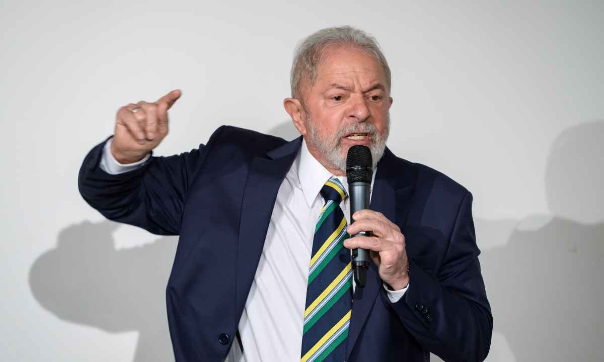 Lula diz que governo atual 'vive lambendo as botas do governo americano' - AFP / Fabrice COFFRINI