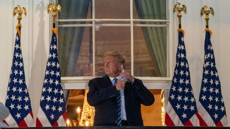 Trump tem alta e anuncia estar muito bem: 'Não tenham medo da covid' - EPA/KEN CEDENO