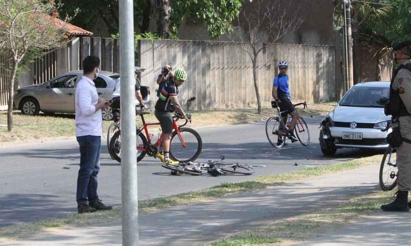 Ciclista atropelado na Pampulha está consciente e fora de risco - Edésio Ferreira/EM/D.A Press