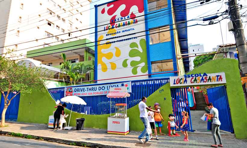 Escolas infantis costuram acordo com a PBH auxiliadas pela Justiça - Gladyston Rodrigues/EM/D.A Press  