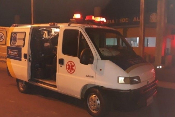 'Paciente' de ambulância com sirene ligada era carga de maconha - PRF/Divulgação