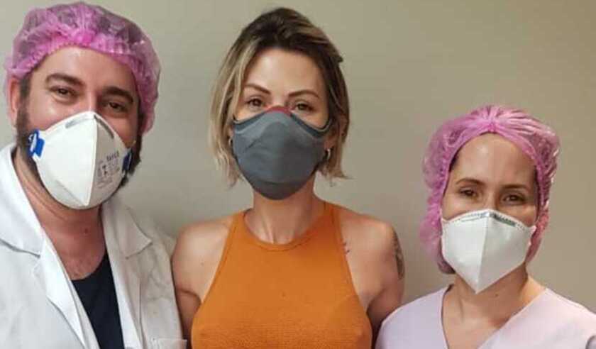 Outubro Rosa: mulheres recebem prótese de mamilo para reconstituir mamas - Ederson Orlandi, a empresária Rosiane Alves de Sousa e a dentista Helena Lara