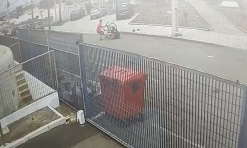 Mulher resiste a roubo de bike e é agredida por ladrão em Varginha, veja vídeo - Redes Sociais/Reprodução