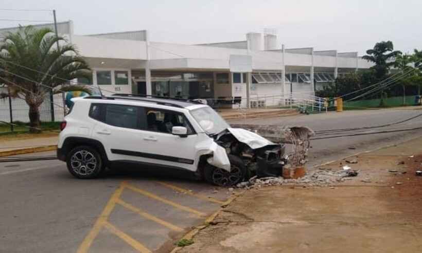 Jovem inabilitada pega carro automático de amiga e derruba poste em Varginha - Varginha 24Horas/divulgação