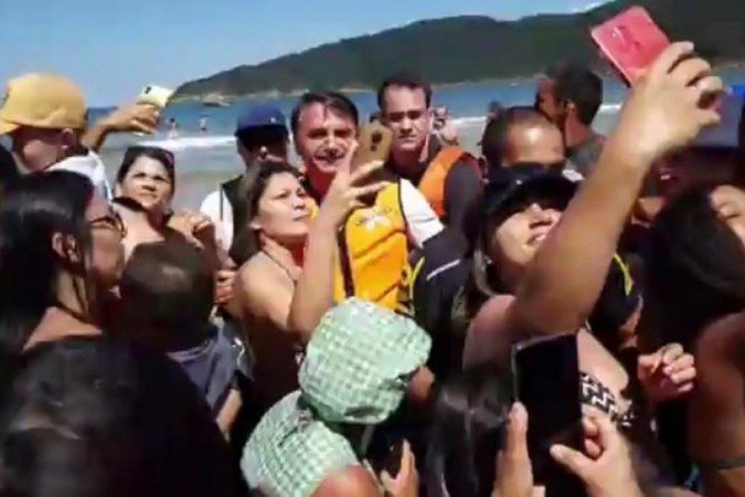Bolsonaro passeia em praia do Guarujá e posa com aglomeração de apoiadores - Reprodução/Twitter