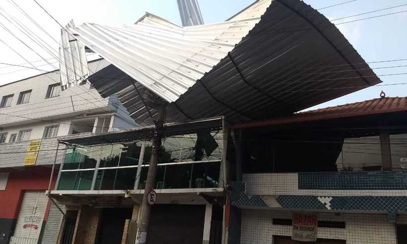 Ventania arranca telhado de zinco em casa de BH - Divulgação/Corpo de Bombeiros