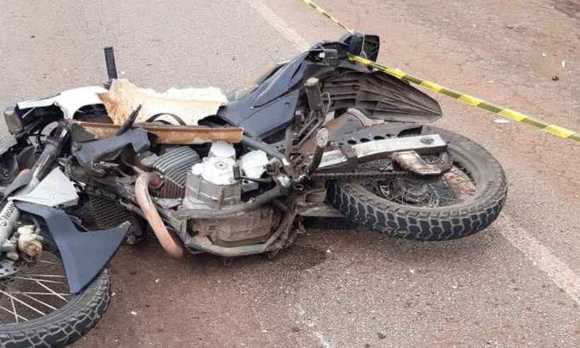 Batida entre caminhão e moto deixa um morto na MG-155, em Betim - Corpo de Bombeiros/Divulgação