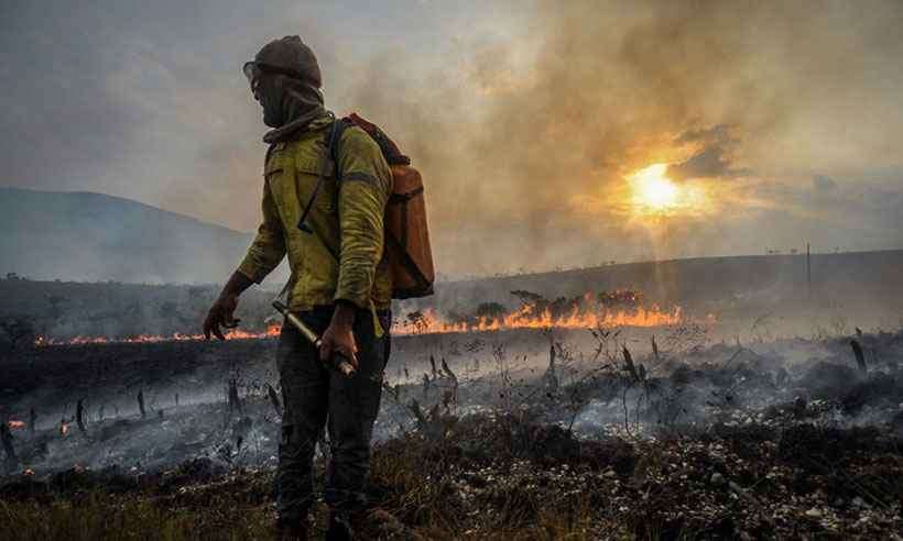 Bombeiros encerram trabalhos em Lapinha da Serra após extinção de incêndio - Leandro Couri/EM/D.A Press