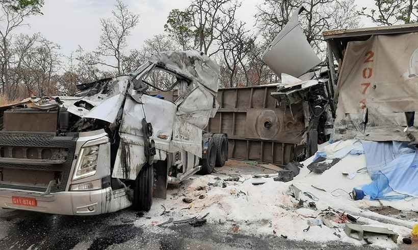 Caminhoneiros morrem em batida na BR-365, em Jequitaí - Corpo de Bombeiros/Divulgação