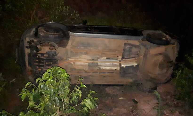 Motorista perde controle da direção no Sul de Minas, carro capota e passageiro fica ferido - Divulgação/Corpo de Bombeiros