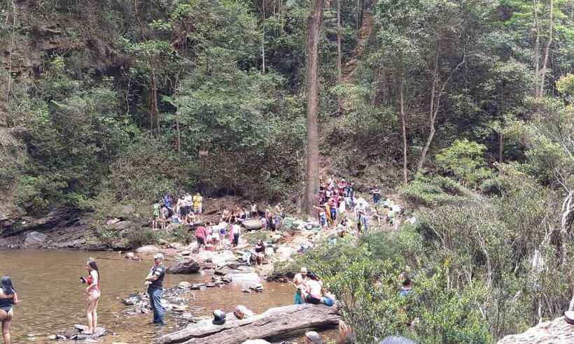 Cachoeiras lotadas em Rio Acima; blitz educativa e fiscalização evitaram aglomeração ainda maior - Foto: Divulgação/ICMBiol