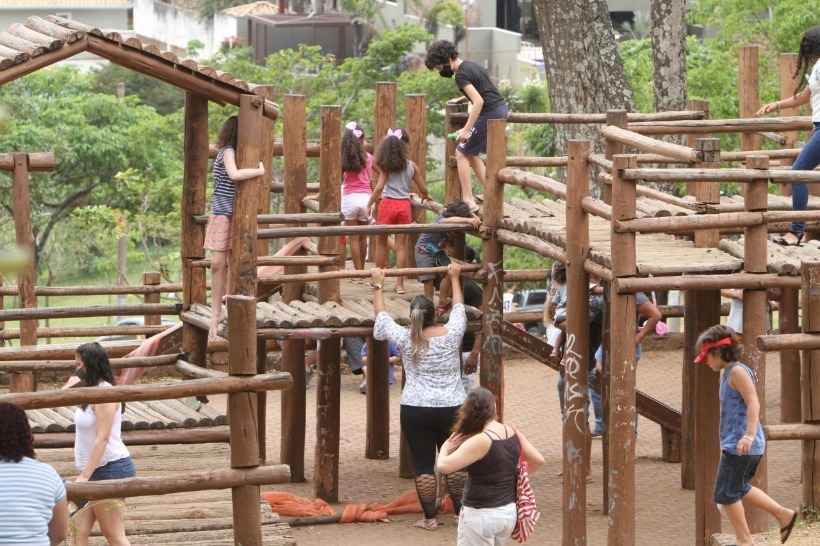 Com parques e clubes restritos, praças de BH são tomadas no Dia das Crianças -  Edesio Ferreira/E.M/D.A Press