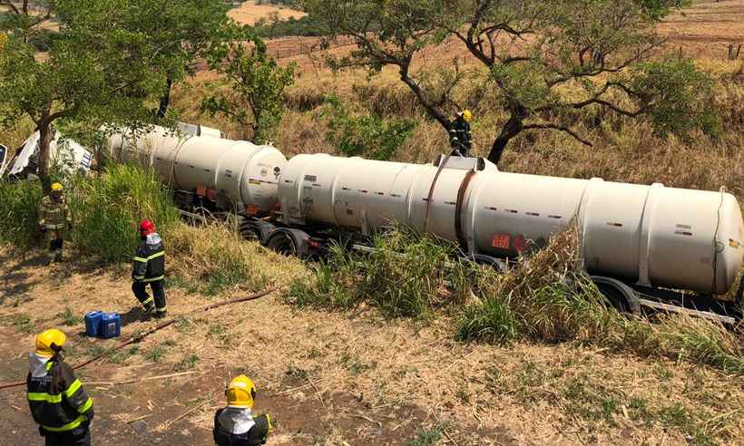 Tombamento de carreta de etanol interdita a BR-262; havia risco de explosão - 8º BBM/Divulgação