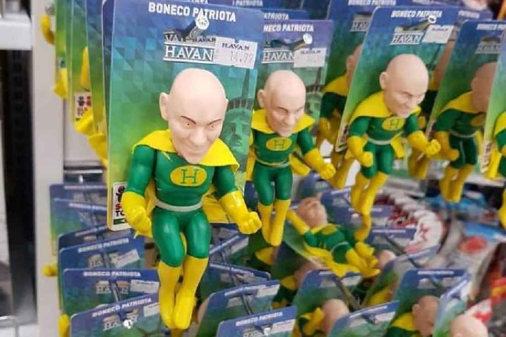 'Véio da Havan' vira boneco e se transforma em 'Capitão Brasil' - Redes Sociais/Reprodução