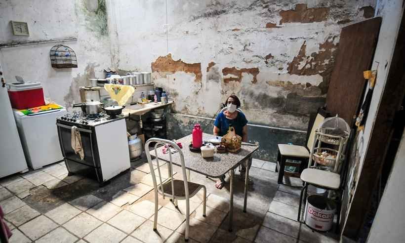 Na noite do aniversário, idosa tem casa danificada por temporal em Contagem - Leandro Couri/EM/DA Press