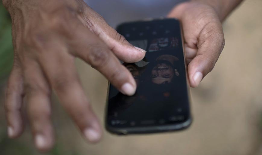 Vírus sobrevive quase um mês em celulares - MAURO PIMENTEL/AFP
