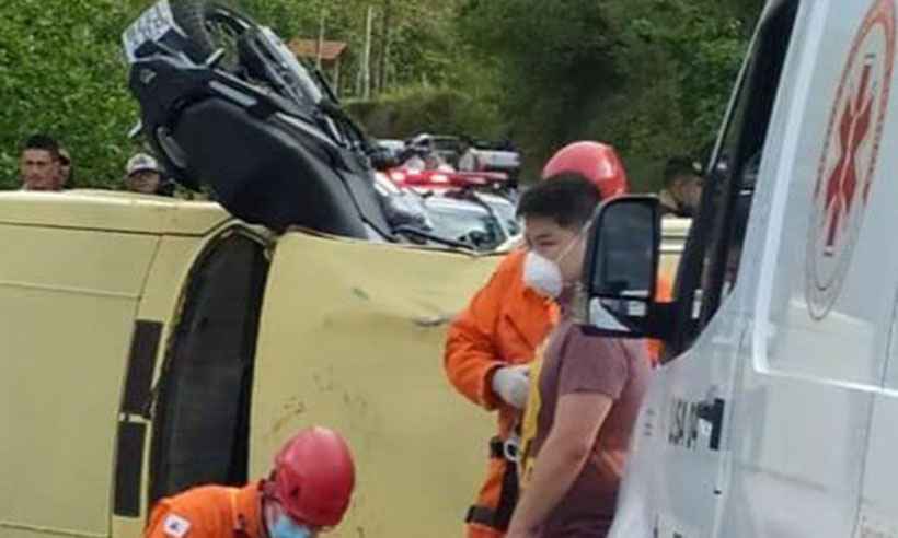 Batida entre carro e moto mata os dois condutores em Cristina, no Sul de Minas - Corpo de Bombeiros/Divulgação