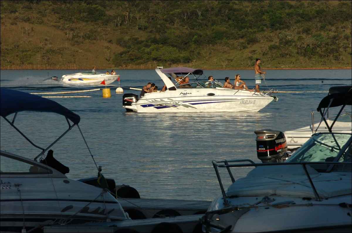 Retomada do turismo: Capitólio te convida para navegar nas águas do 'mar' de Minas