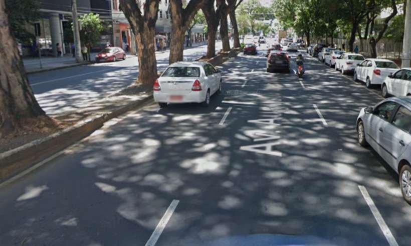 Motorista passa mal e bate contra dois veículos em frente ao Fórum Lafayette, em BH - Reprodução/Google Street View