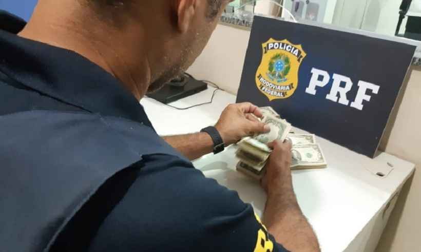 Idoso é flagrado com mais de US$ 100 mil sem comprovação em Leopoldina - PRF/Divulgação