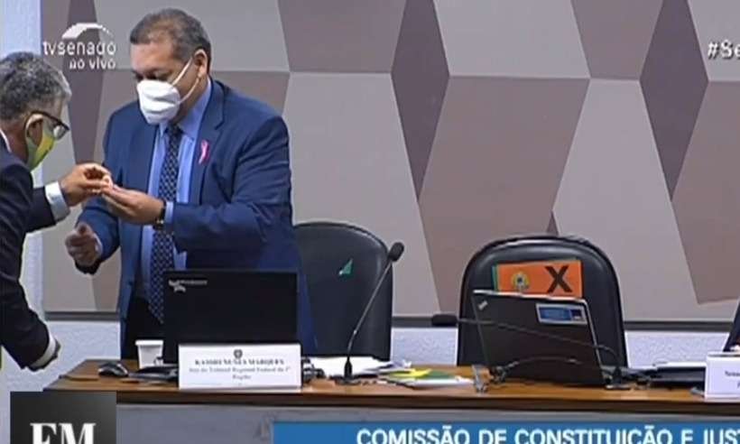 Senador entrega boneco de feto para Kassio Marques durante sabatina; veja vídeo - Reprodução/TV Justiça