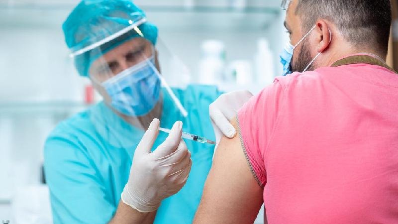 O polêmico plano britânico de infectar cobaias humanas com COVID-19 para testar vacinas - Getty Images